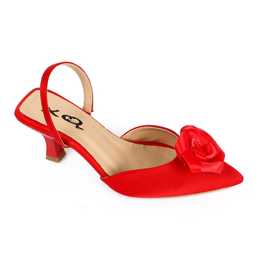 حذاء بكعب عالٍ مفتوح من الخلف ومزين بزهرة حمراء