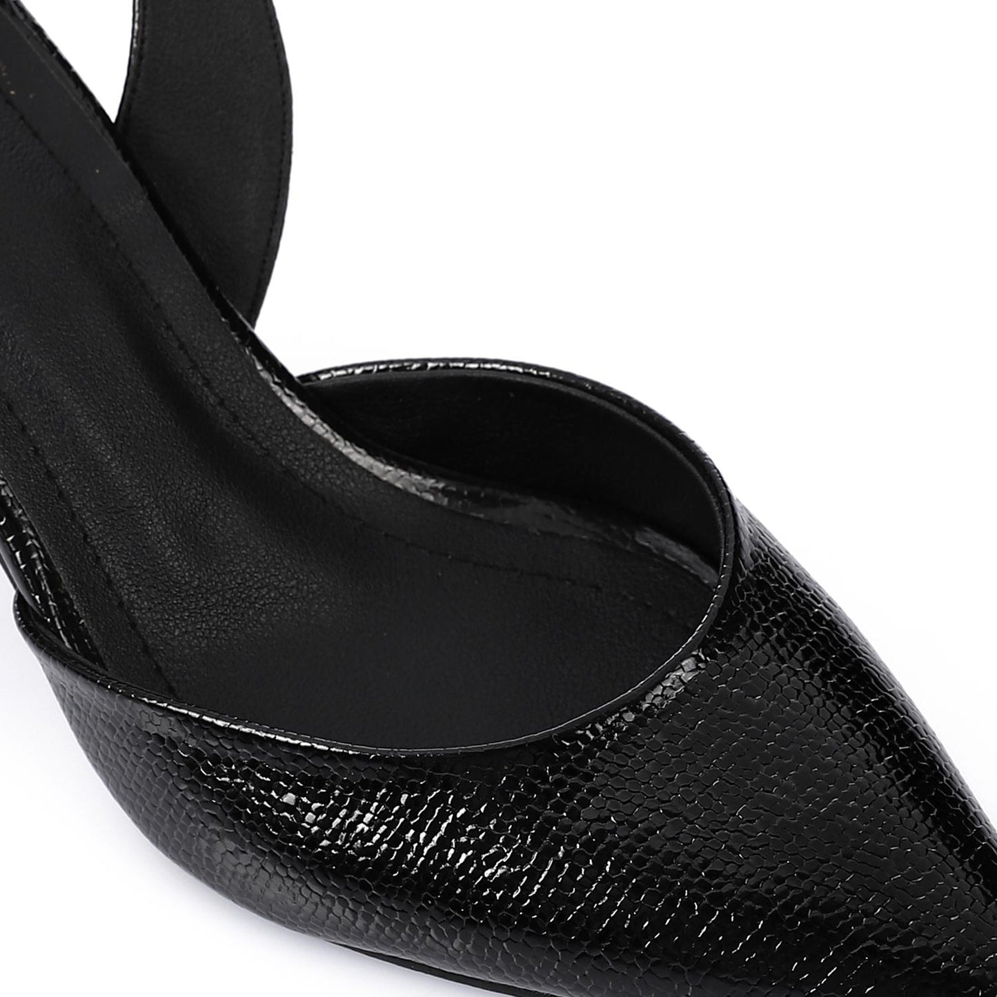 حذاء بكعب عالٍ أسود لامع مفتوح من الخلف