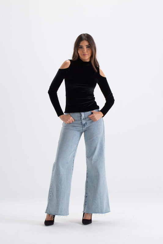 بلوزة بفتحة رقبة عالية وكتف