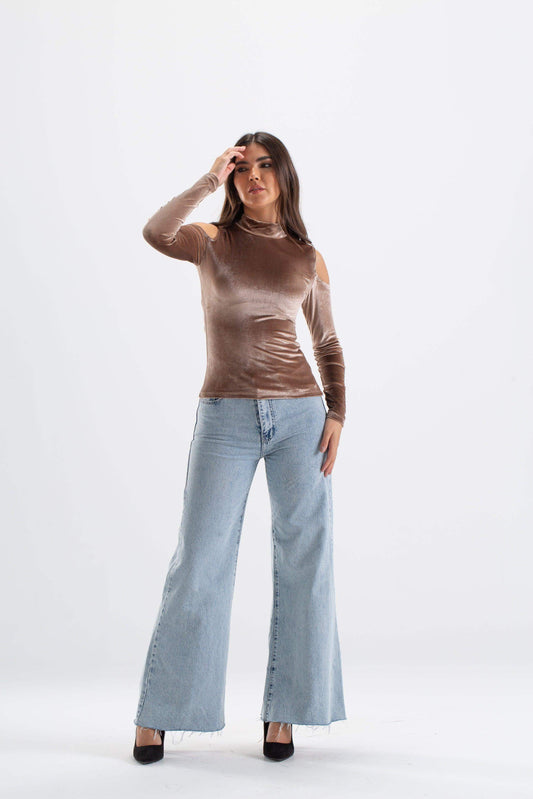 بلوزة بفتحة رقبة عالية وكتف