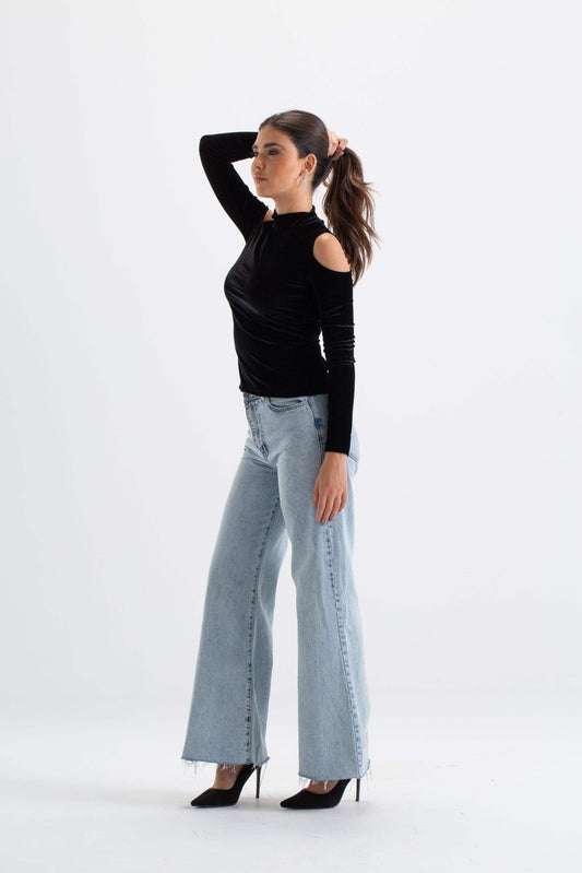 بلوزة بفتحة رقبة عالية وكتف