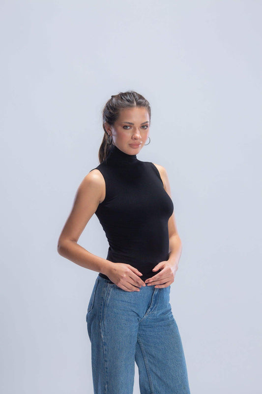 بلوزة بدون أكمام وياقة عالية