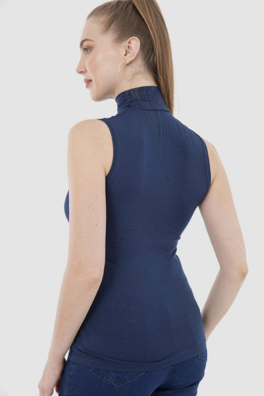 بلوزة بدون أكمام وياقة عالية