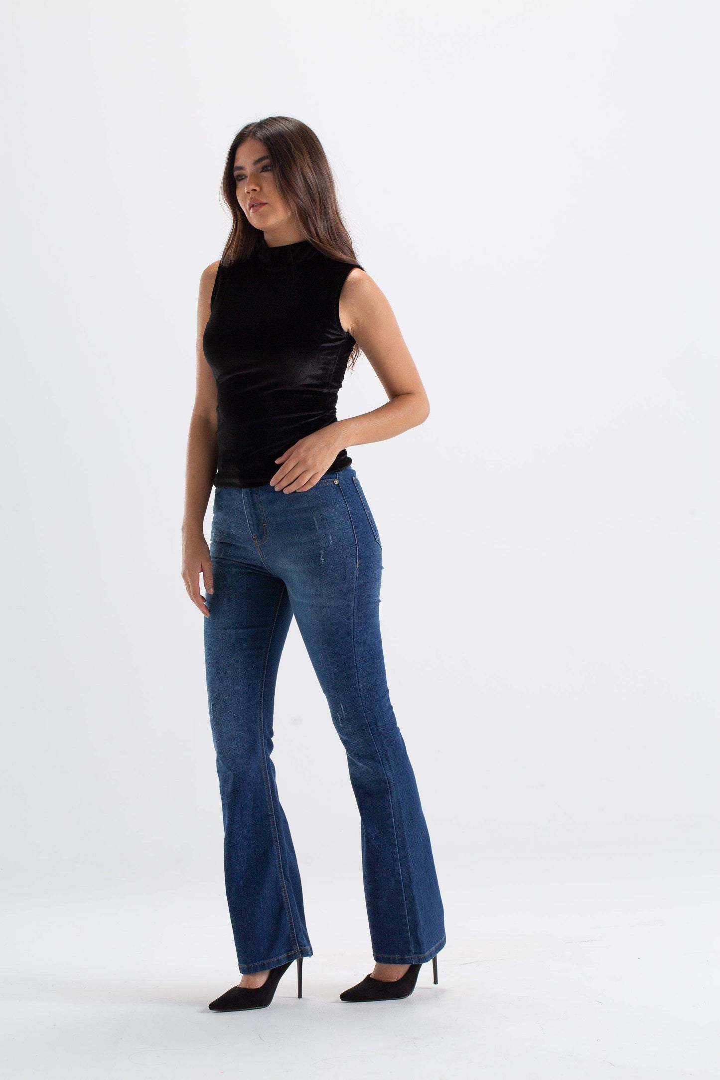 بلوزة بدون أكمام وياقة عالية