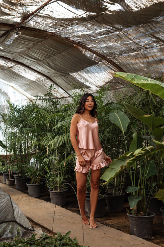 طقم بيجامة من الساتان برقبة دائرية