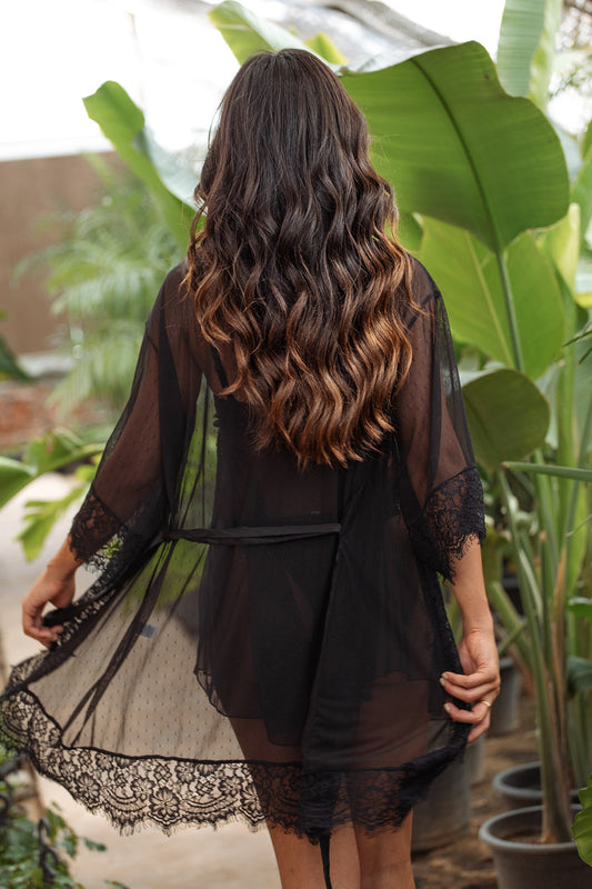 رداء من التول مع الدانتيل