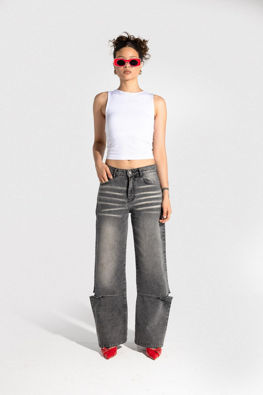 بنطال جينز رمادي بساق واسعة وفتحة منخفضة