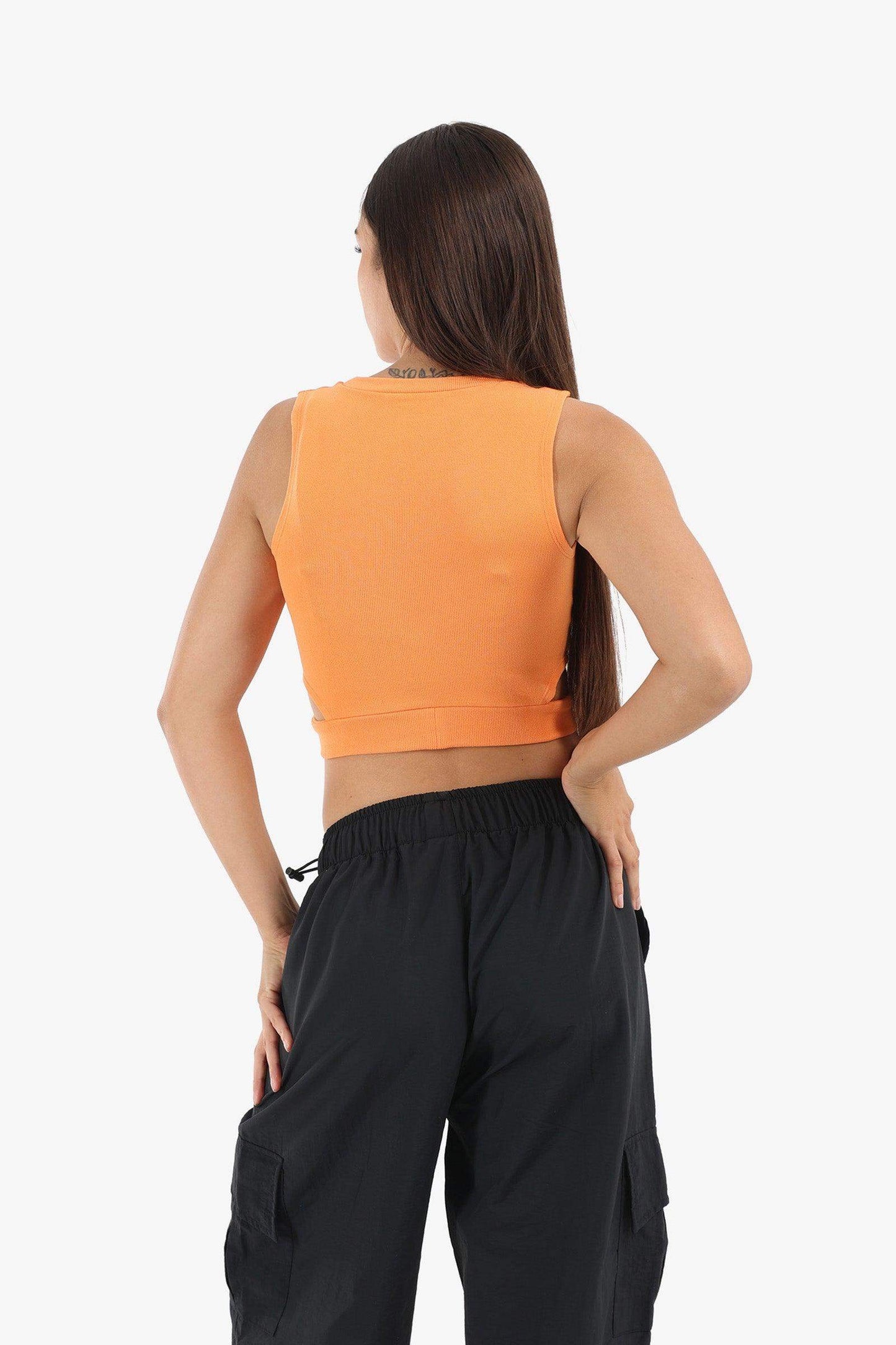 الجزء العلوي مضلع مع جوانب مقطوعة