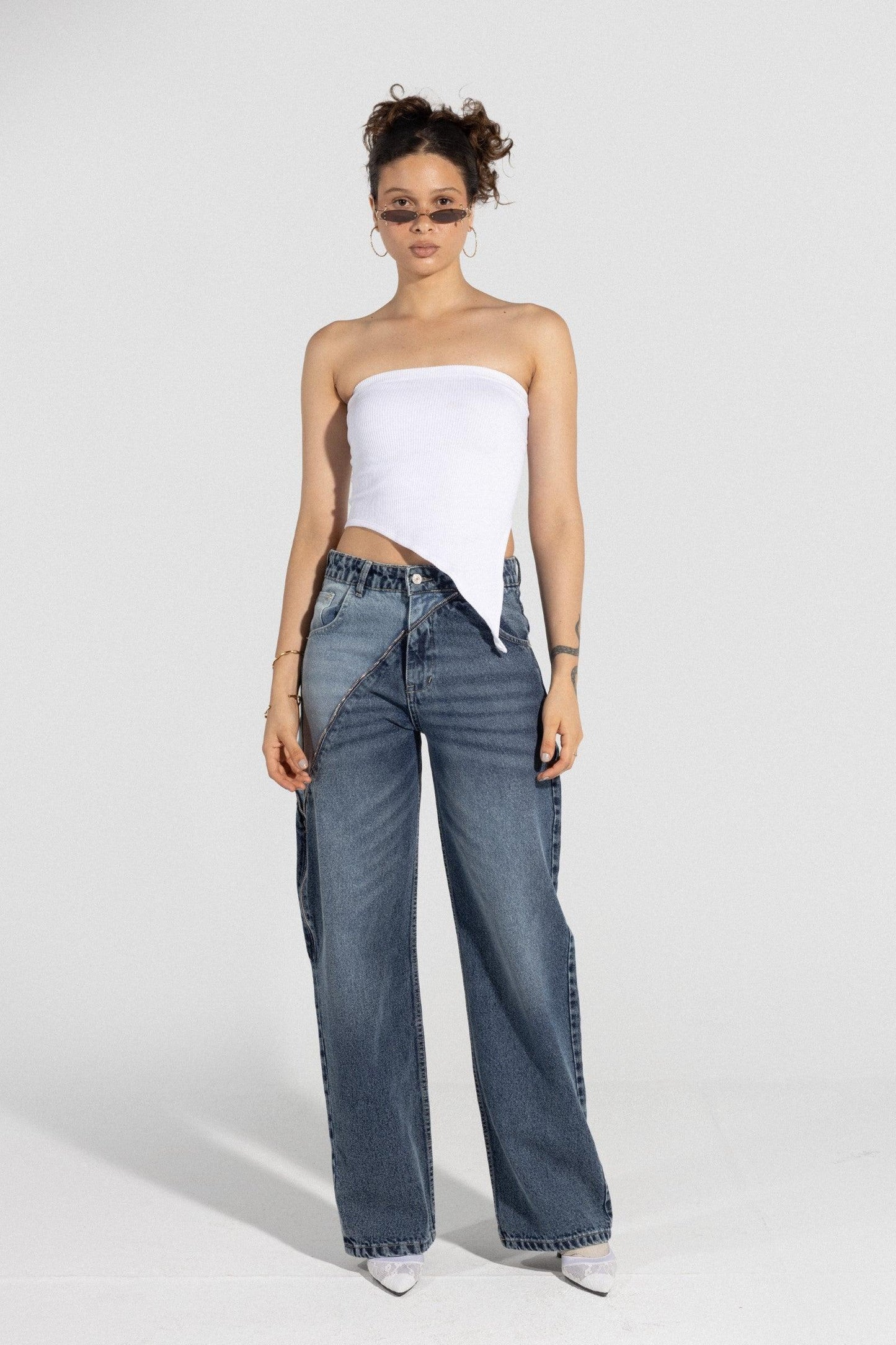 قميص داخلي أبيض غير متماثل بدون حمالات