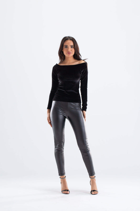 بلوزة مخملية مكشوفة الكتفين