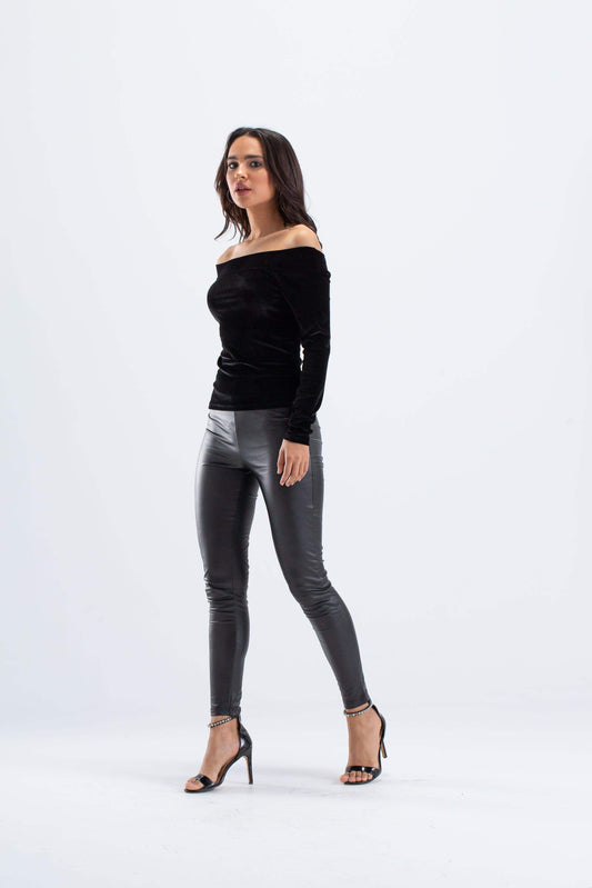 بلوزة مخملية مكشوفة الكتفين