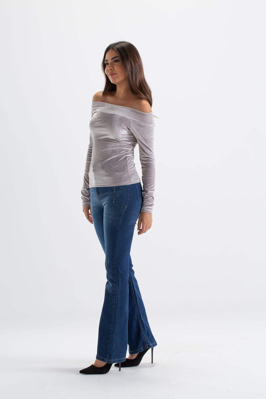 بلوزة مخملية مكشوفة الكتفين