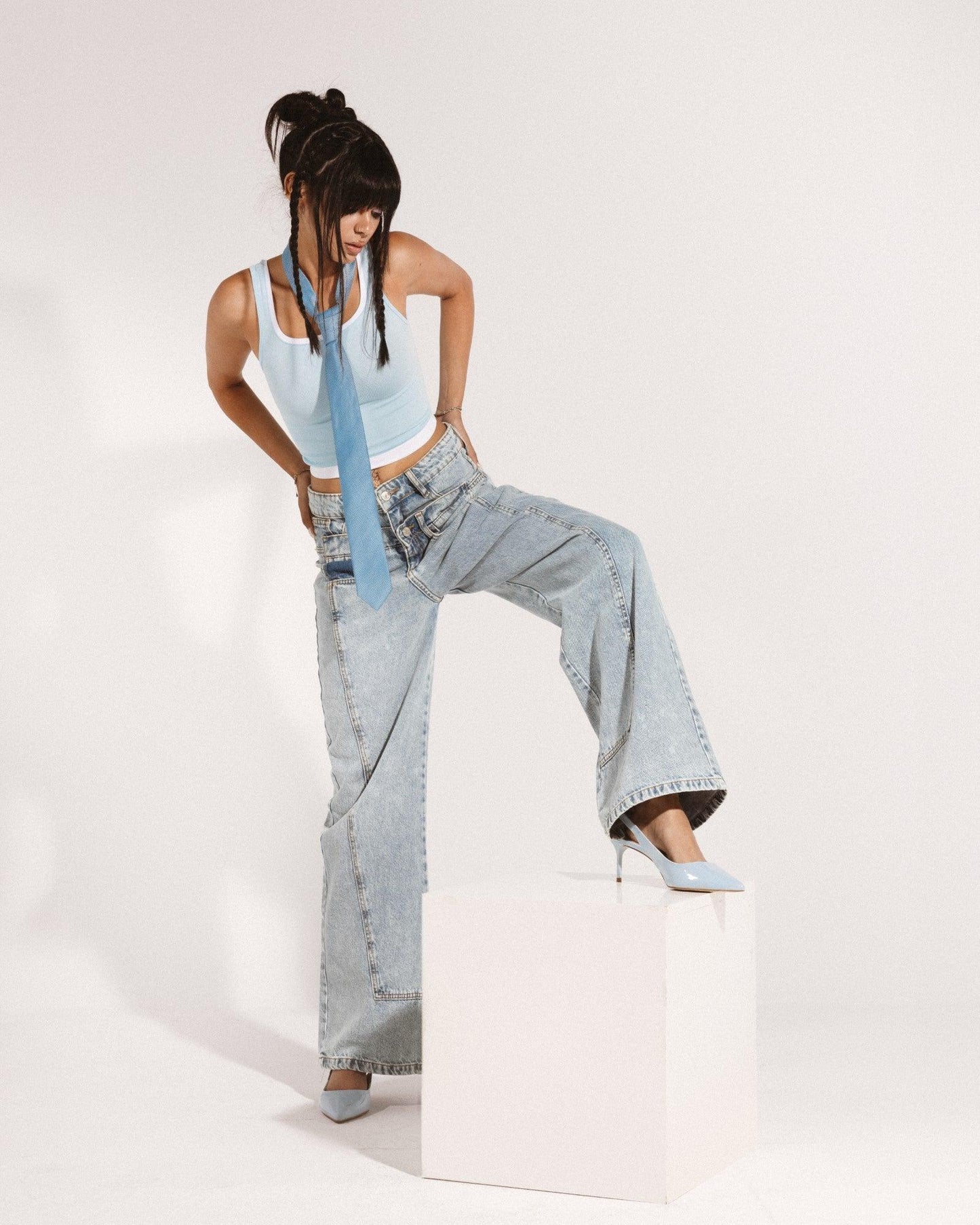 بنطال جينز أزرق واسع الساق بخصر مزدوج