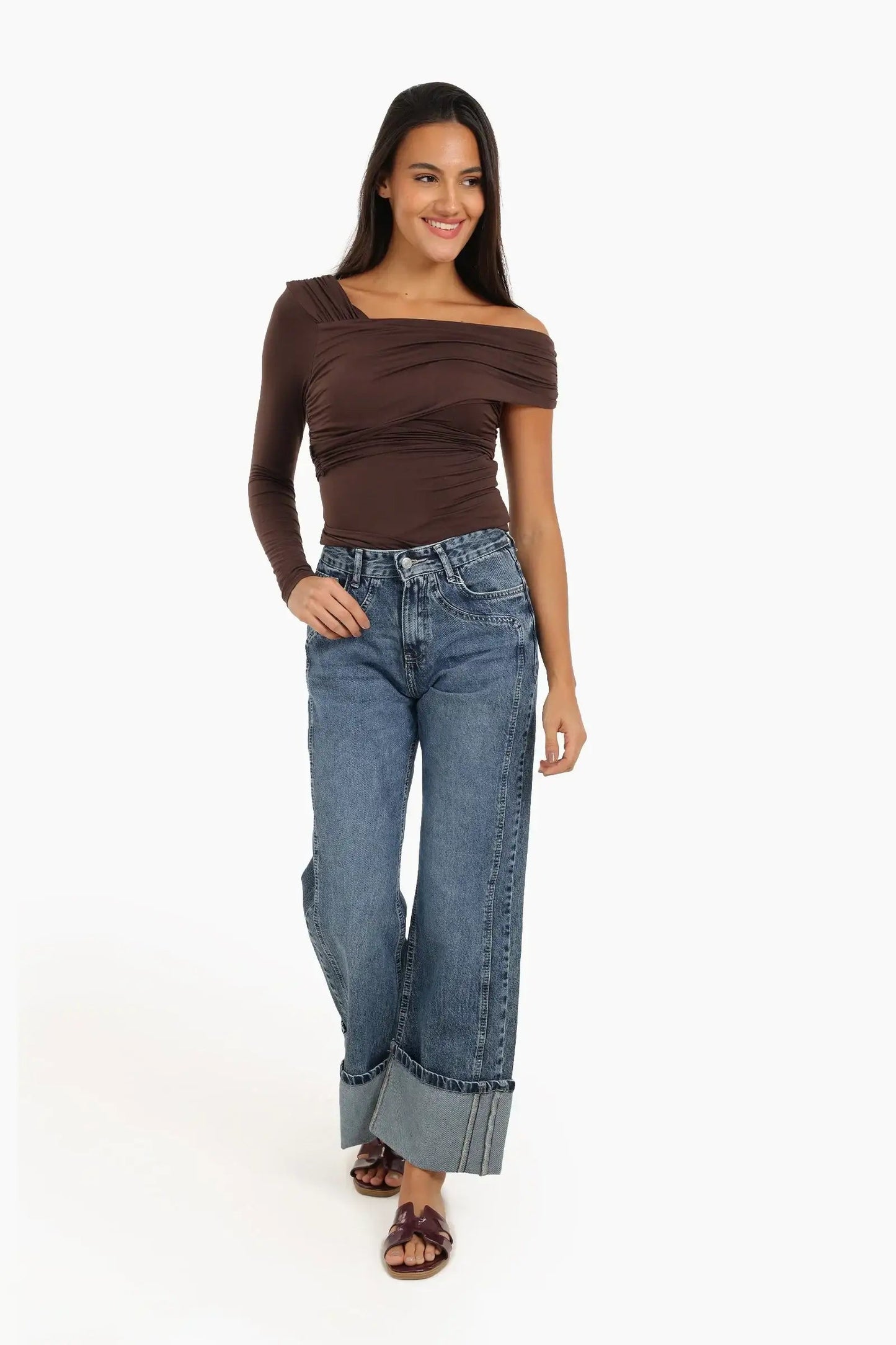 بلوزة مكشوفة الكتفين بتصميم متسارع