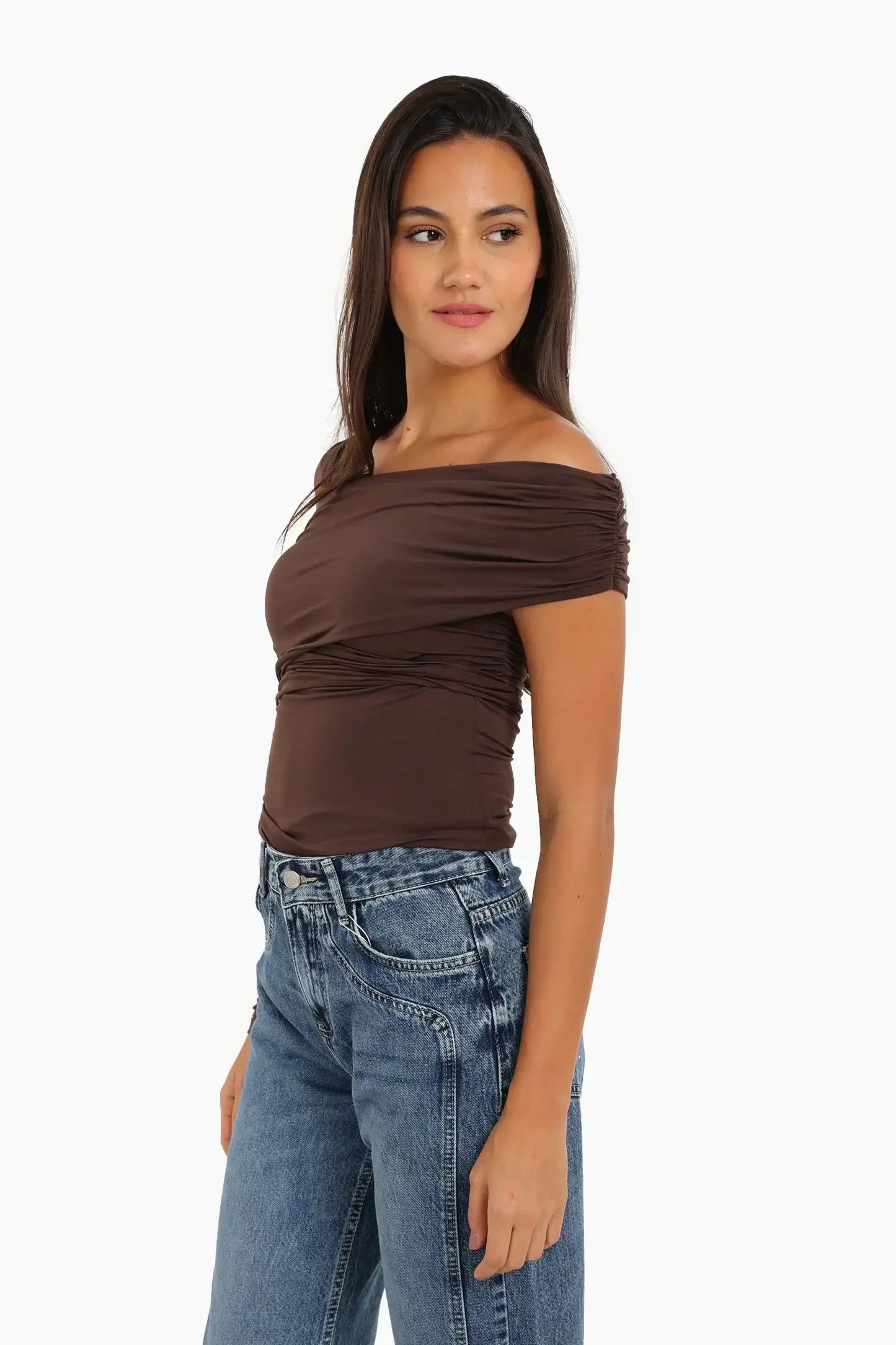 بلوزة مكشوفة الكتفين بتصميم متسارع