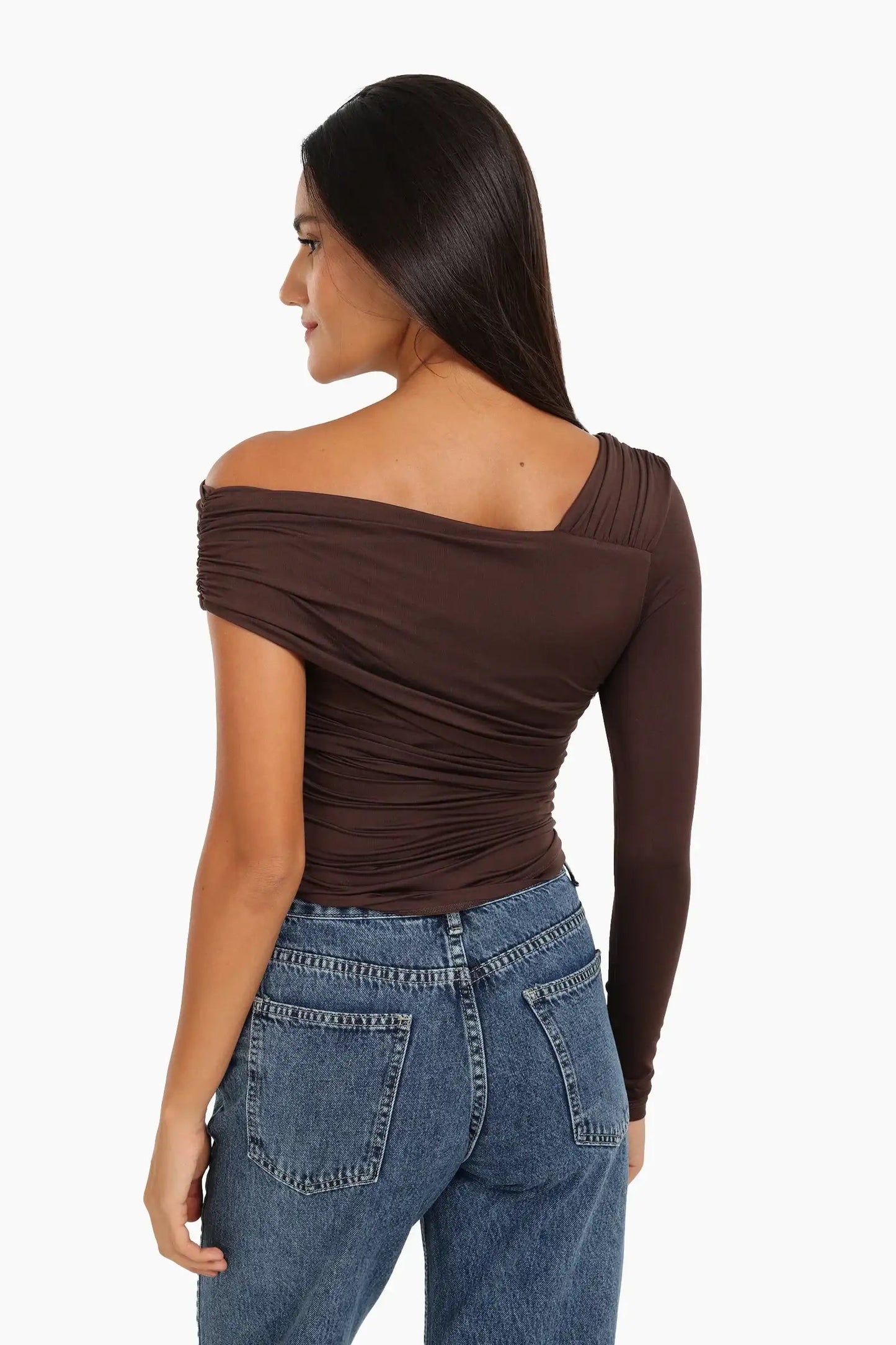 بلوزة مكشوفة الكتفين بتصميم متسارع