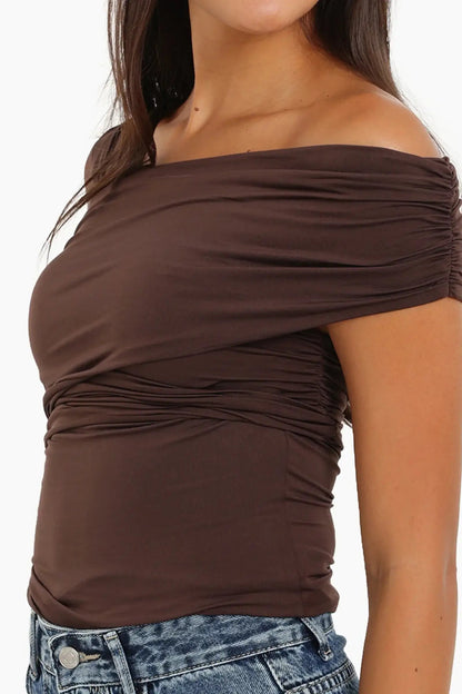 بلوزة مكشوفة الكتفين بتصميم متسارع