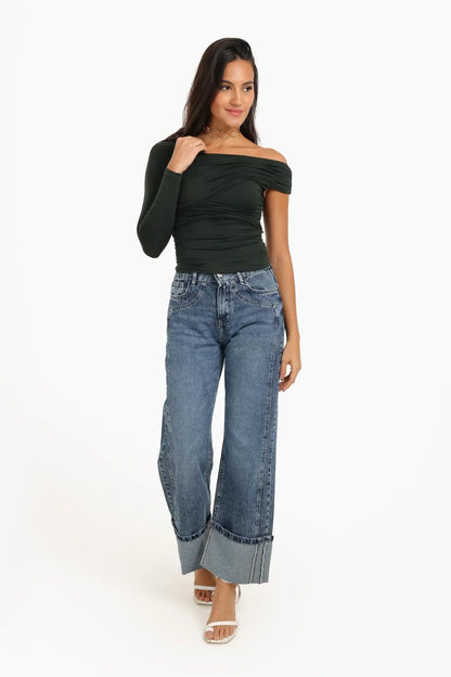 بلوزة مكشوفة الكتفين بتصميم متسارع