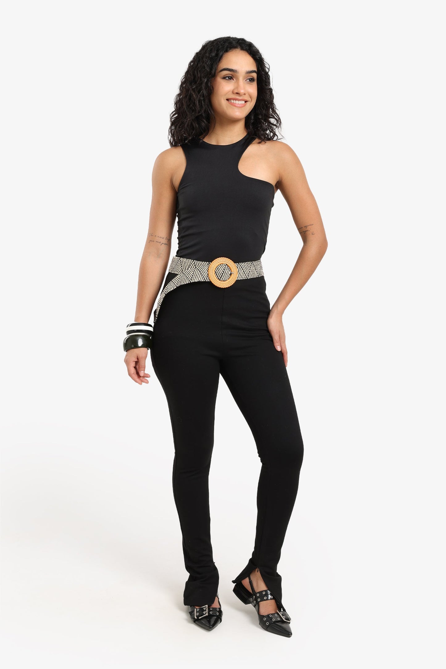 بلوزة برقبة غير متماثلة