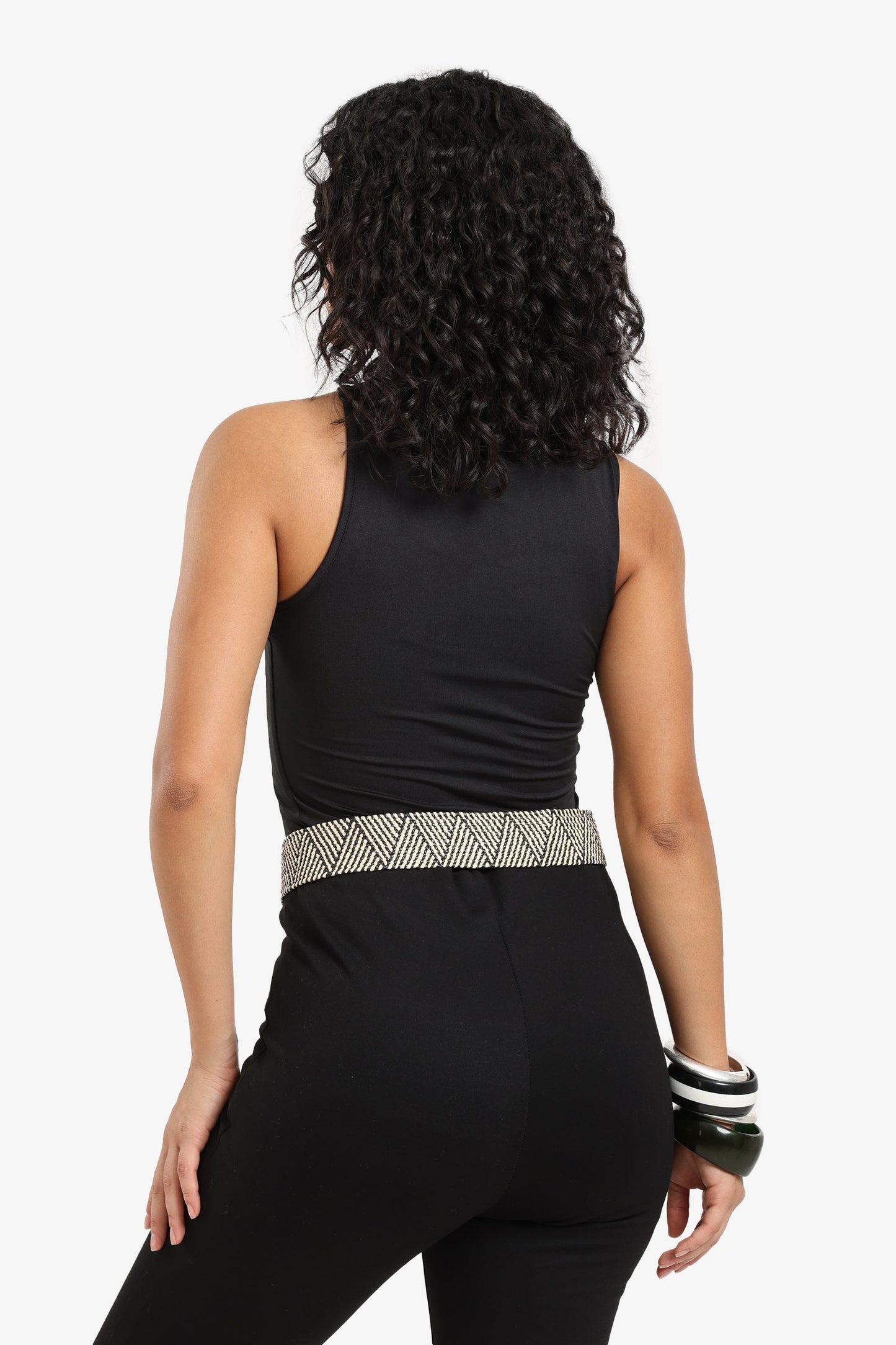 بلوزة برقبة غير متماثلة