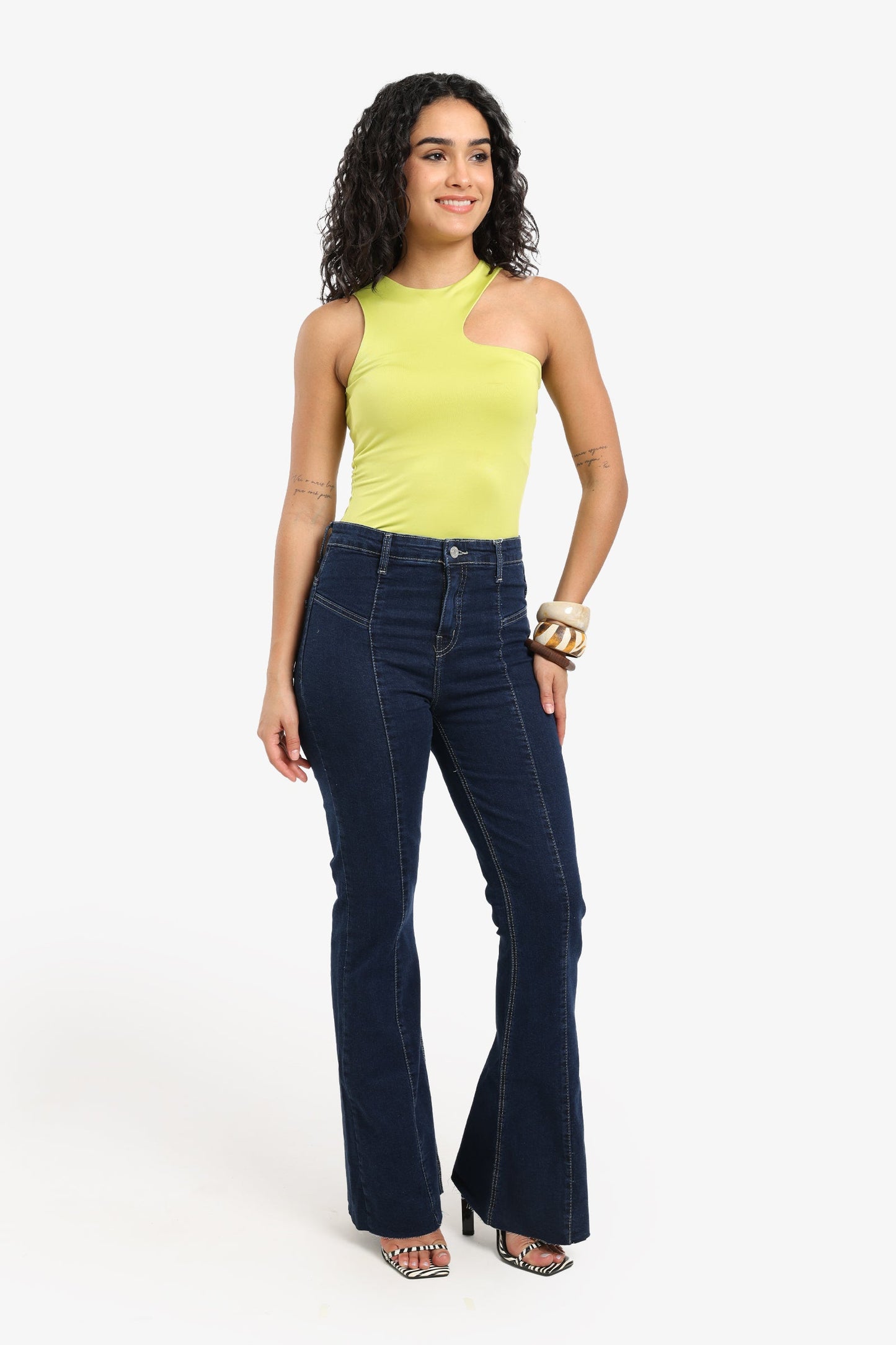 بلوزة برقبة غير متماثلة