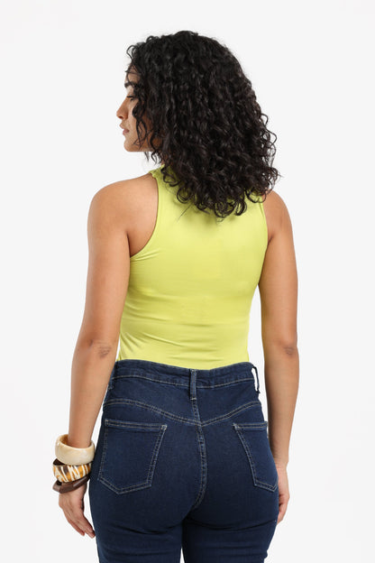 بلوزة برقبة غير متماثلة