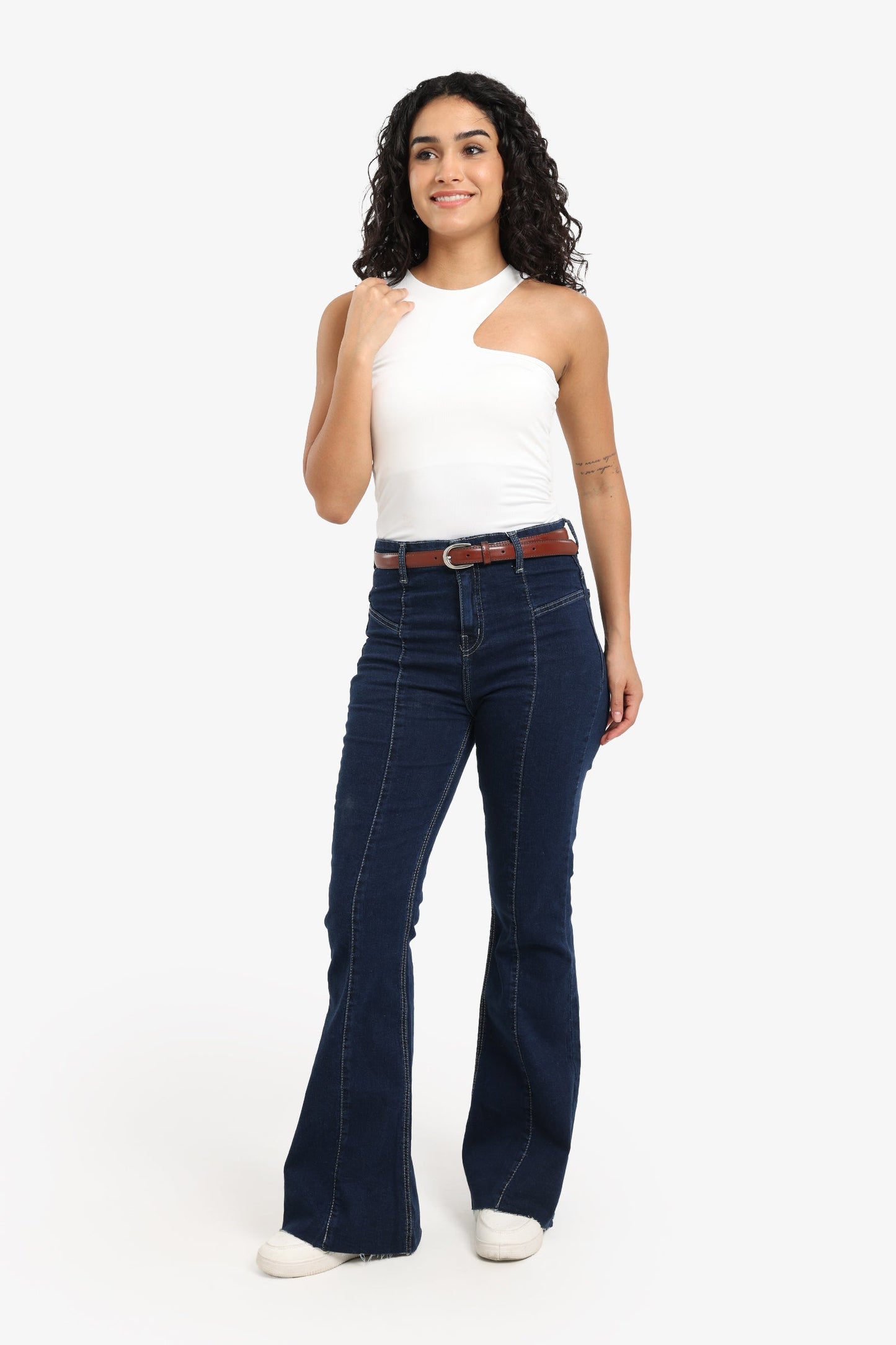 بلوزة برقبة غير متماثلة