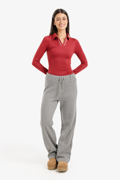 بلوزة بياقة على شكل حرف V