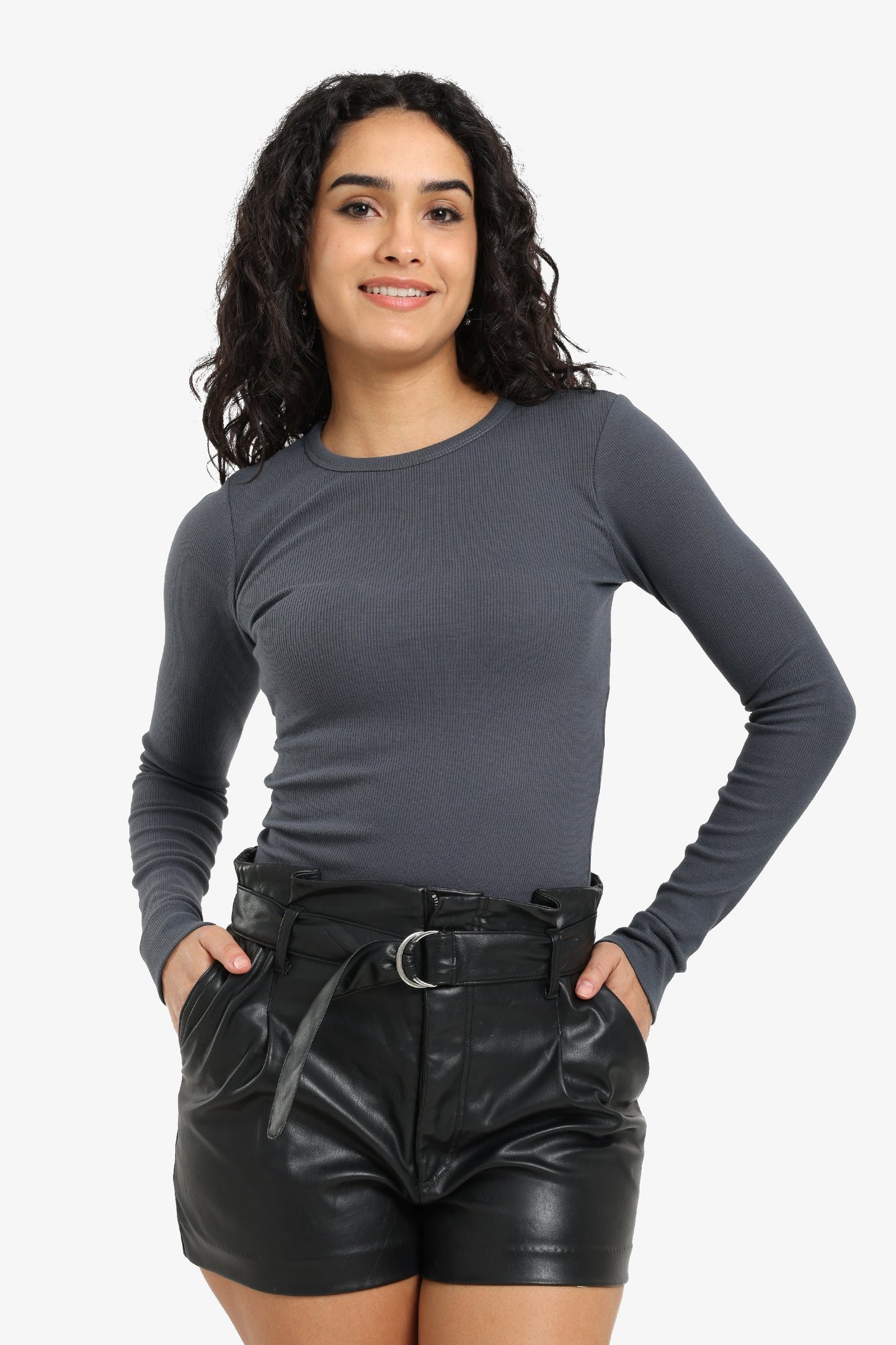 بلوزة مضلعة بأكمام طويلة