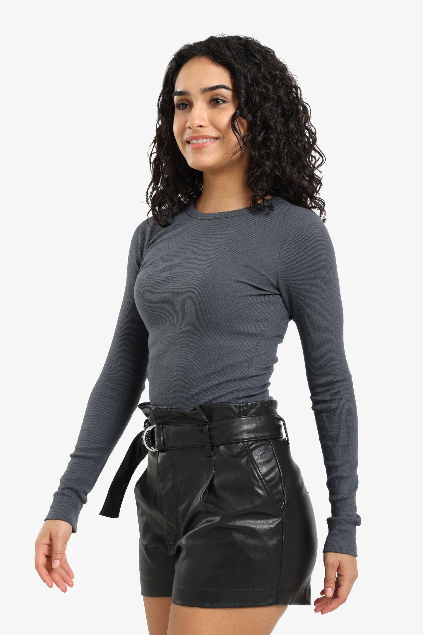 بلوزة مضلعة بأكمام طويلة