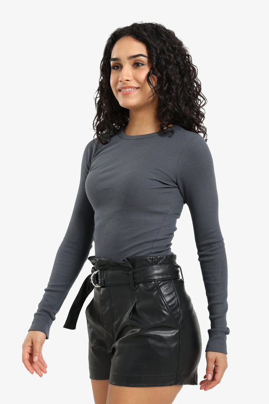 بلوزة مضلعة بأكمام طويلة