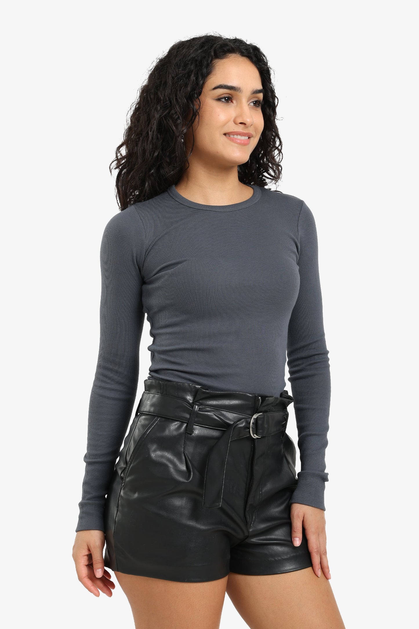 بلوزة مضلعة بأكمام طويلة