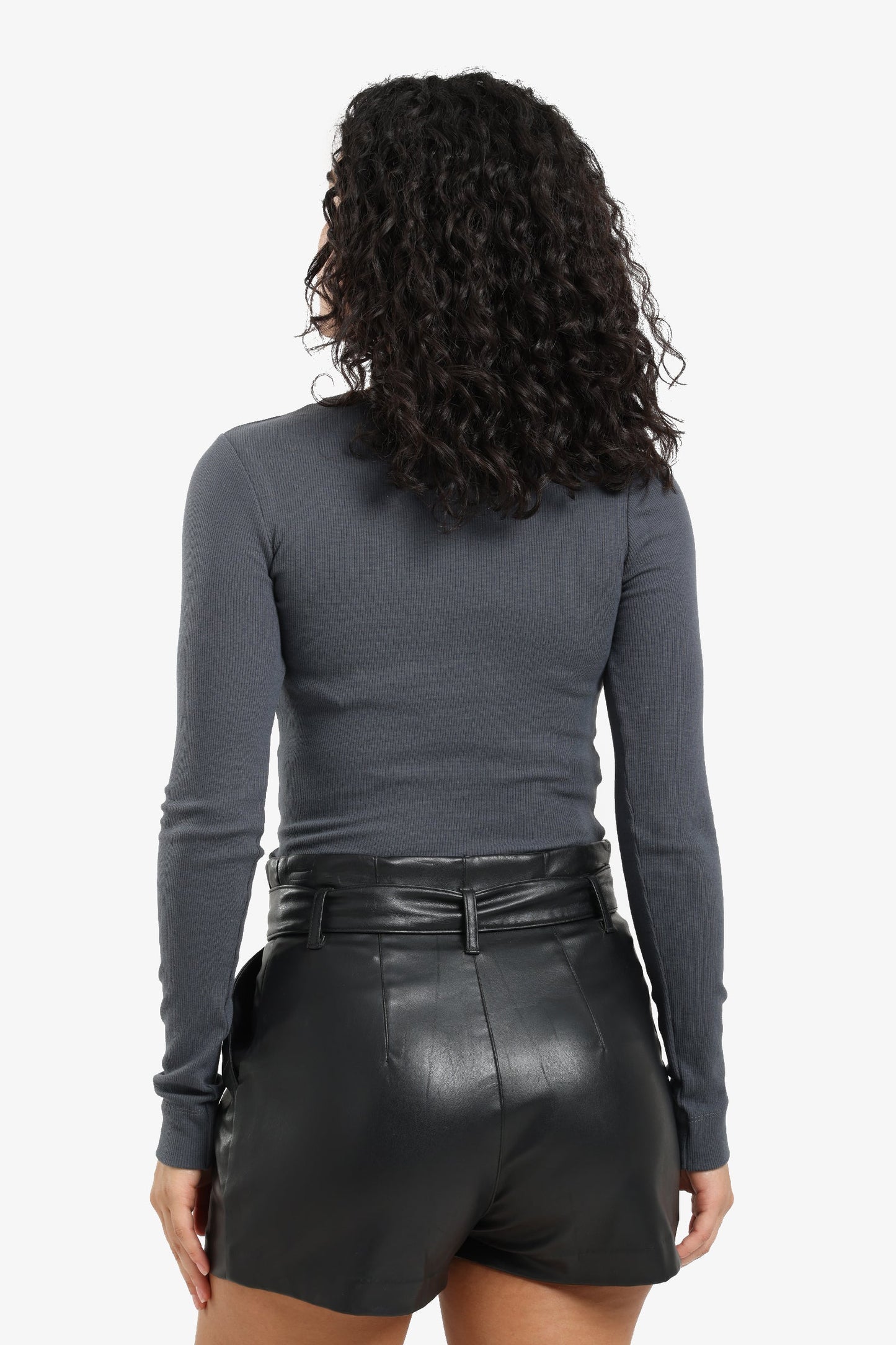 بلوزة مضلعة بأكمام طويلة