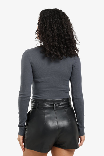 بلوزة مضلعة بأكمام طويلة