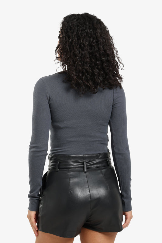 بلوزة مضلعة بأكمام طويلة