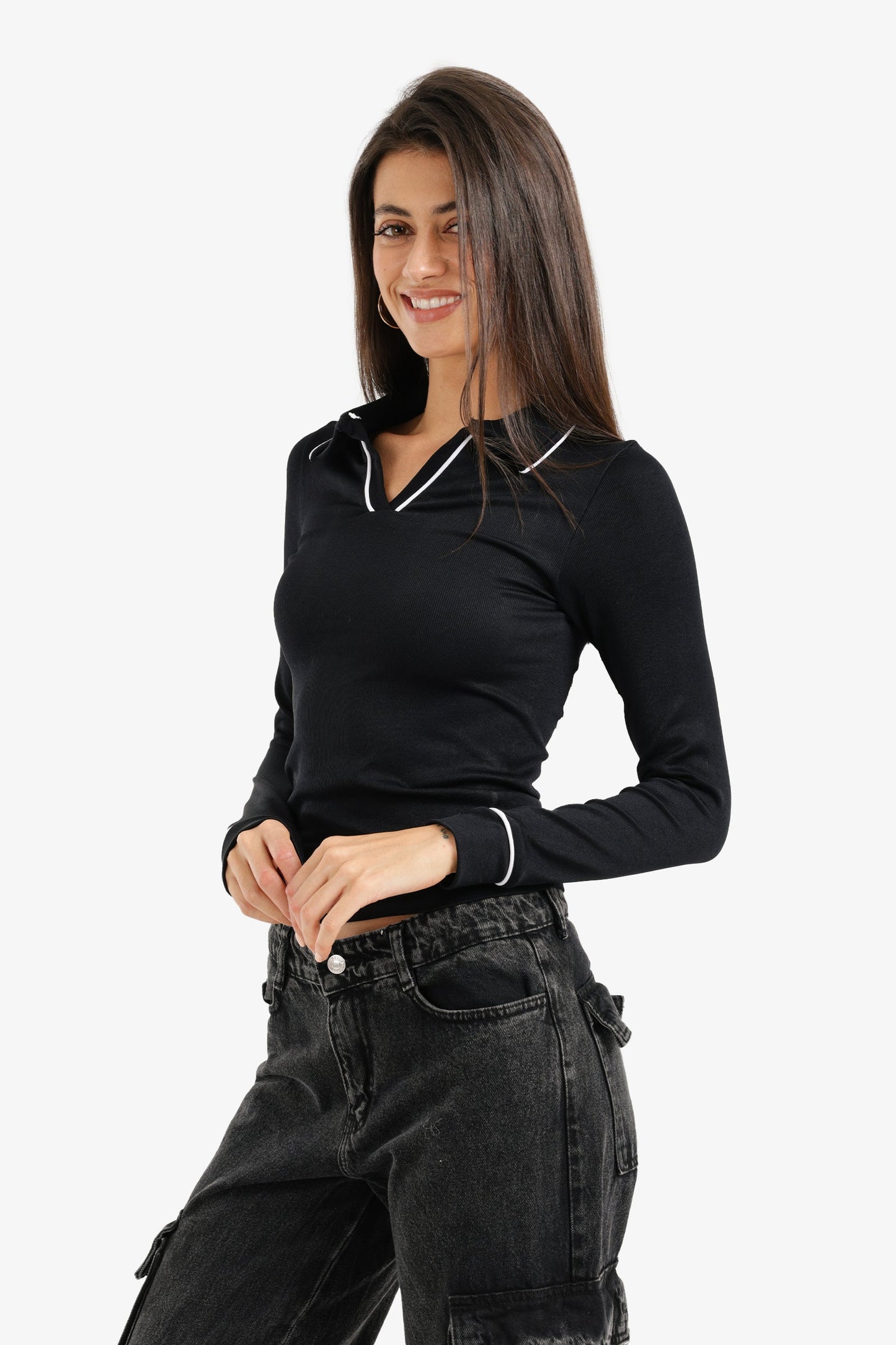 بلوزة بياقة على شكل حرف V