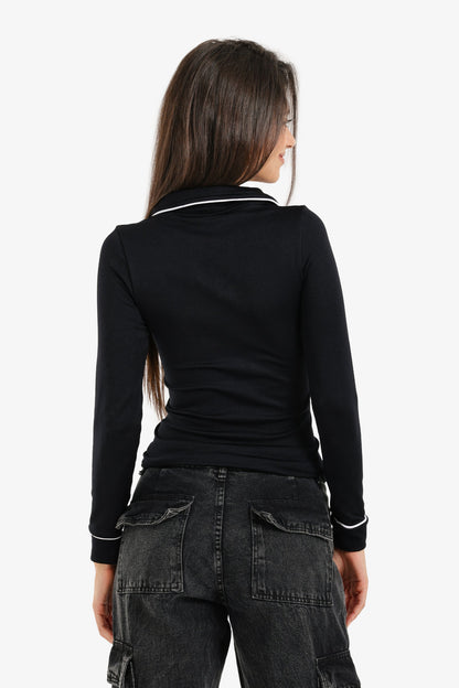 بلوزة بياقة على شكل حرف V