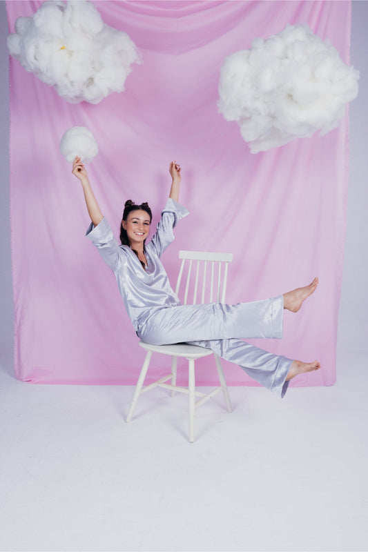 طقم بيجامة ساتان فضي