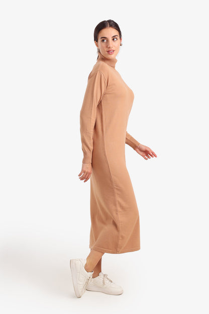 فستان متوسط ​​الطول محبوك برقبة عالية