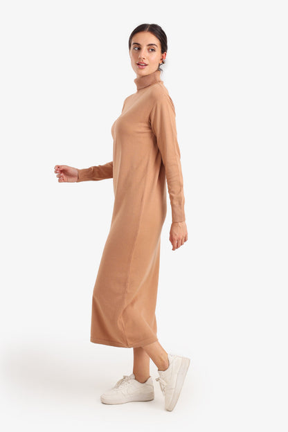 فستان متوسط ​​الطول محبوك برقبة عالية