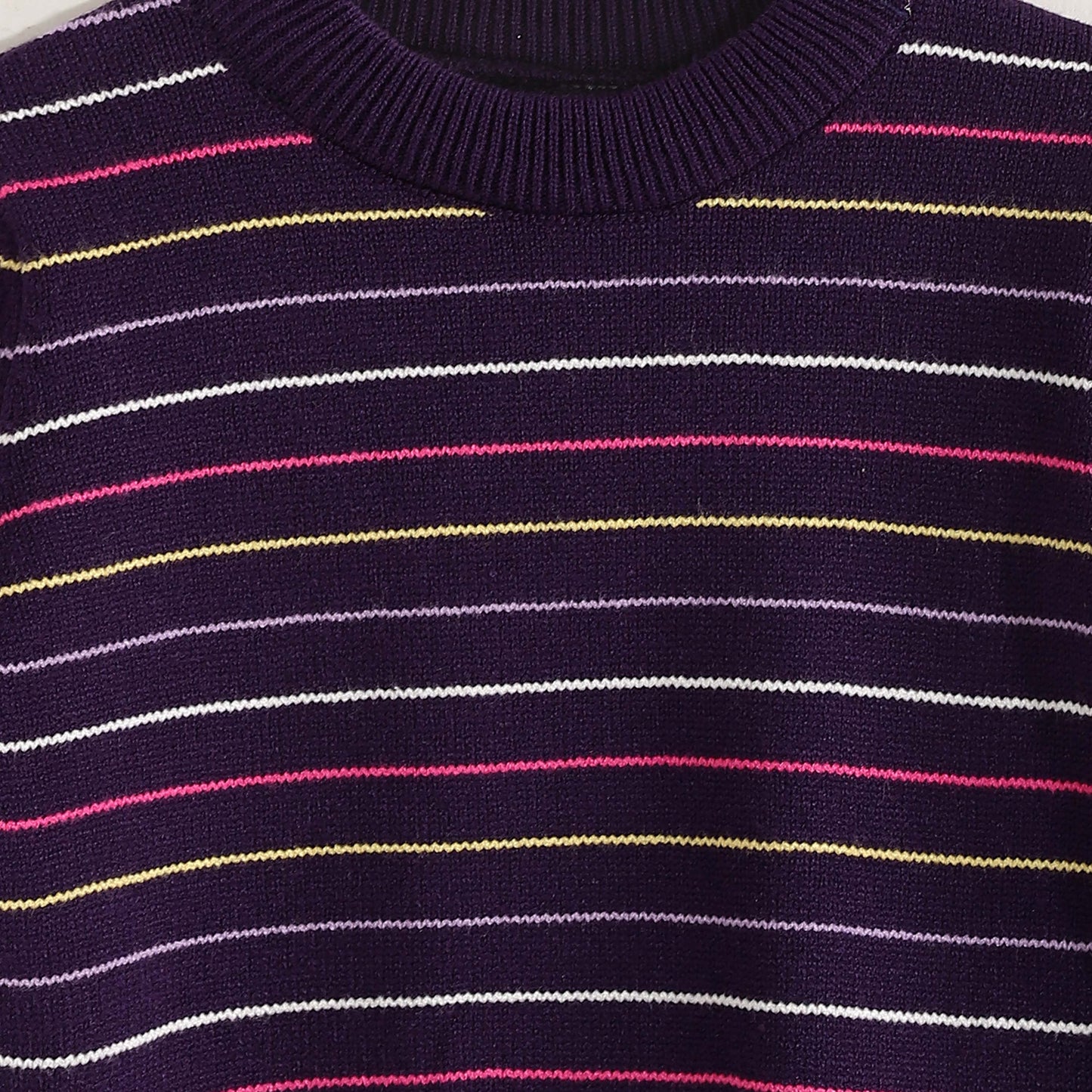 Pullover Round Neck Thinly Striped - بلوفر برقبة دائرية وخطوط رفيعة