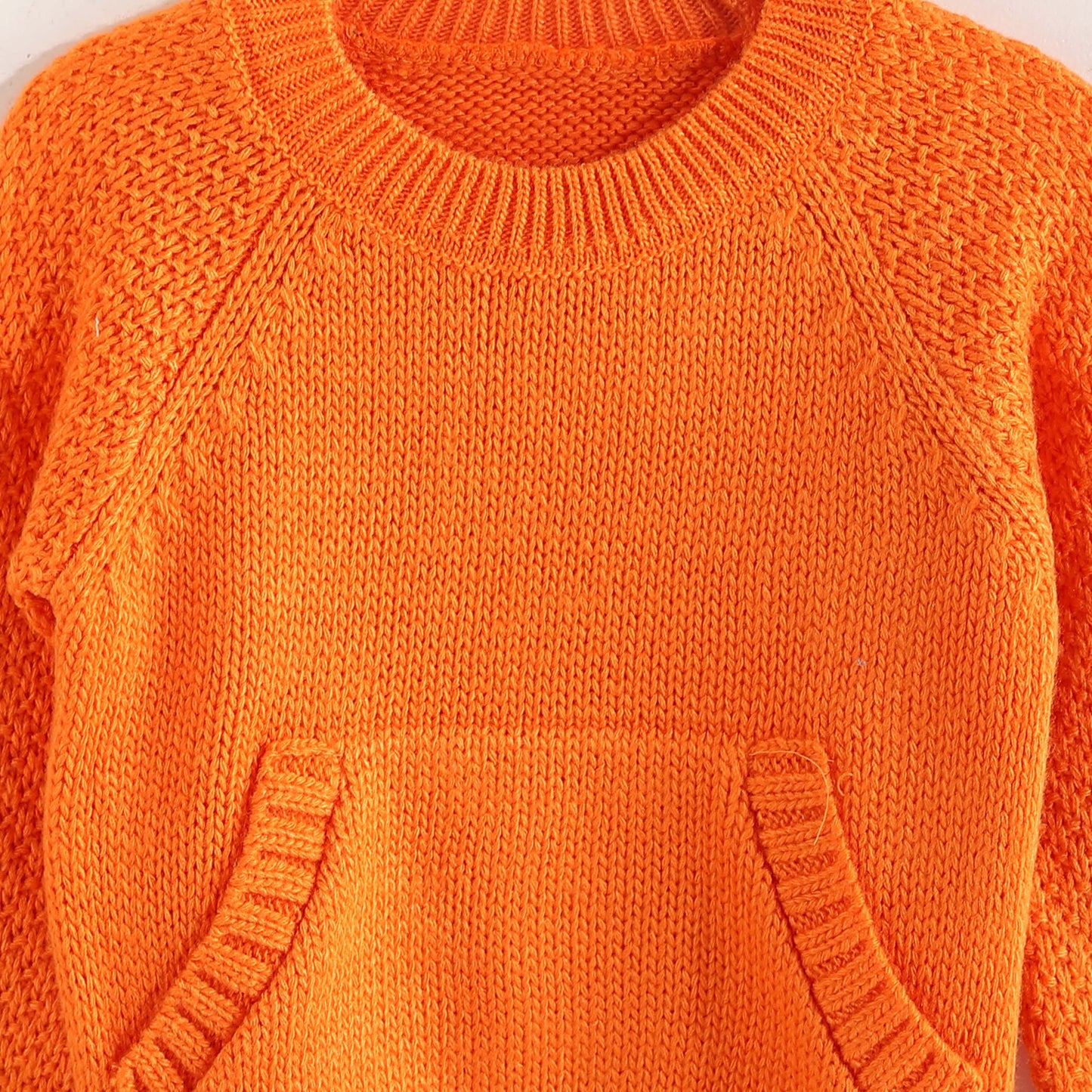 Pullover Neck Round With Pocket - بلوزة برقبة دائرية مع جيب