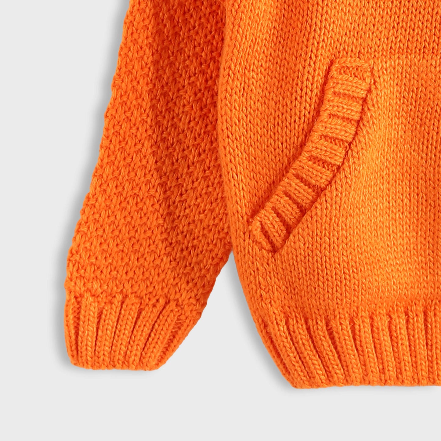 Pullover Neck Round With Pocket - بلوزة برقبة دائرية مع جيب