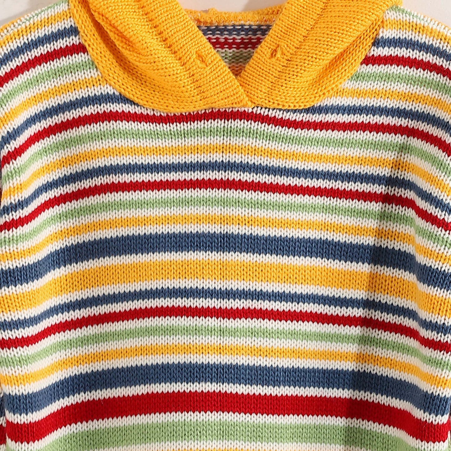 Closed Hooded Sweatshirt - سويت شيرت بغطاء رأس مغلق