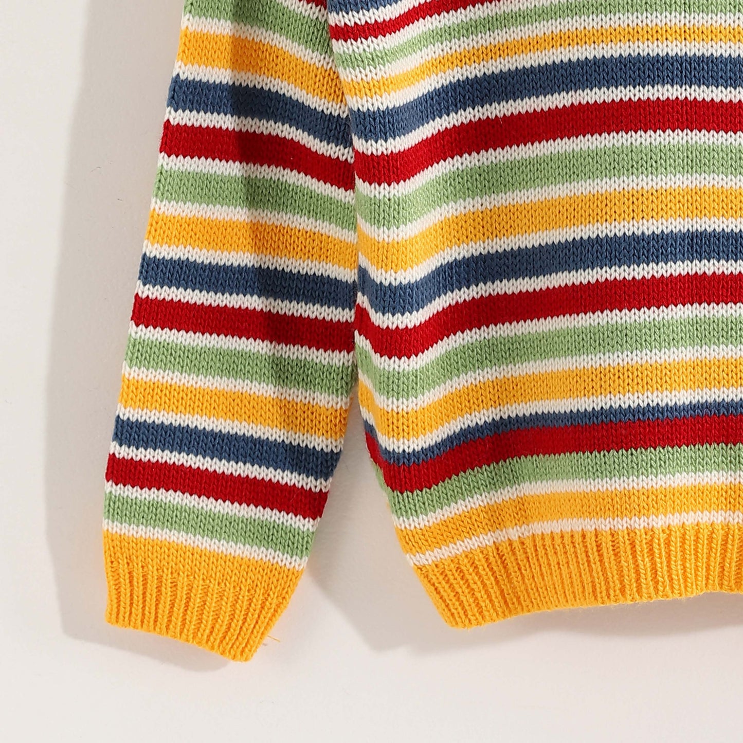 Closed Hooded Sweatshirt - سويت شيرت بغطاء رأس مغلق