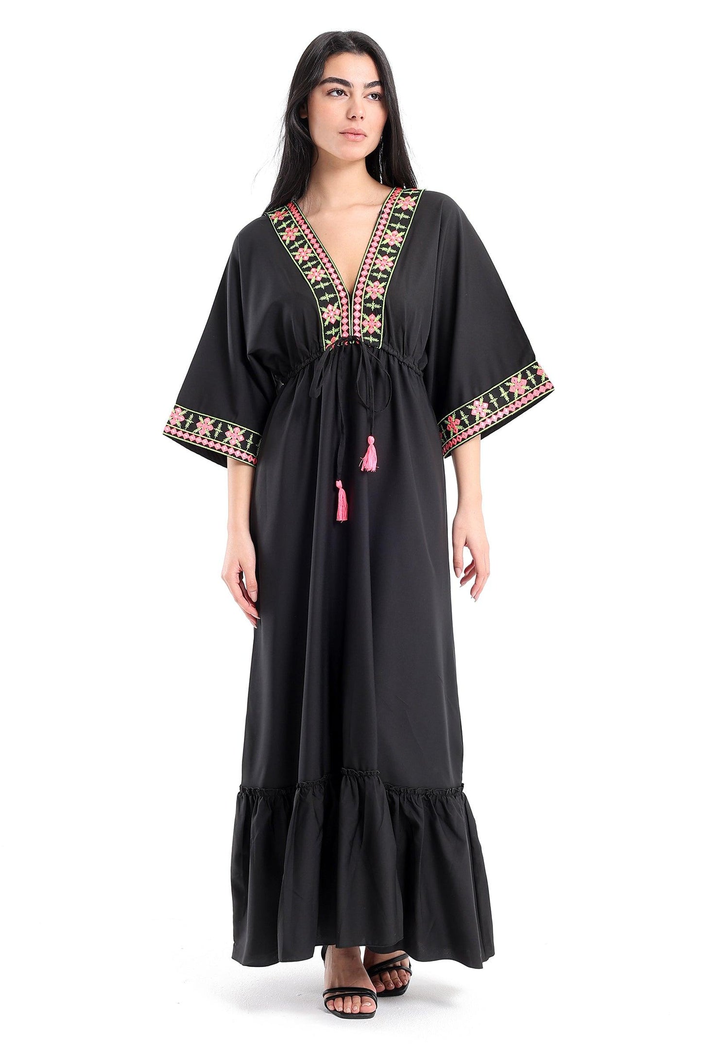 فستان مطرز بفتحة رقبة على شكل حرف V