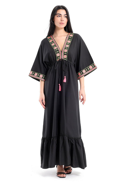 فستان مطرز بفتحة رقبة على شكل حرف V