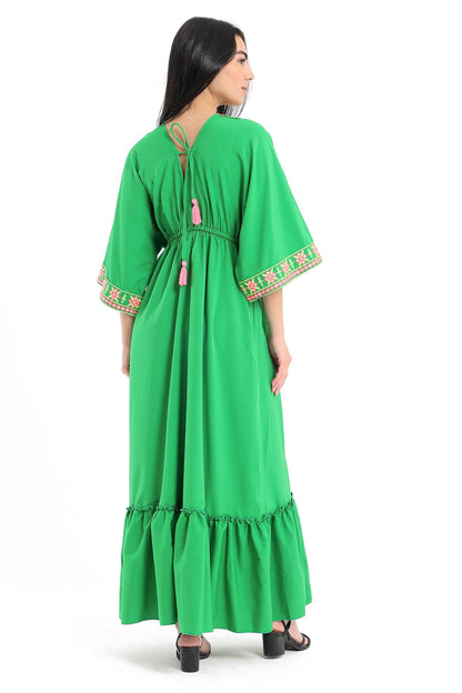 فستان مطرز بفتحة رقبة على شكل حرف V