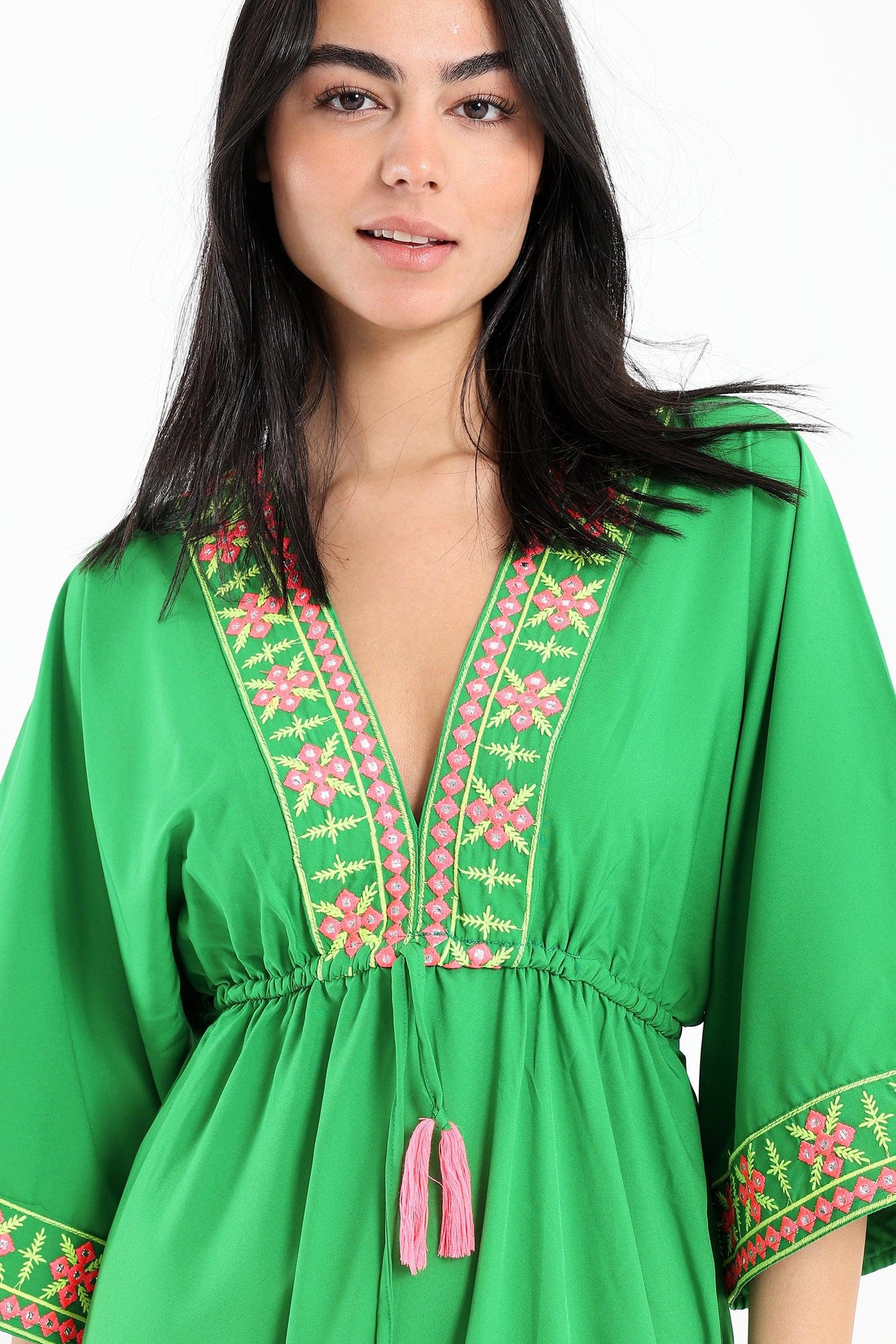 فستان مطرز بفتحة رقبة على شكل حرف V