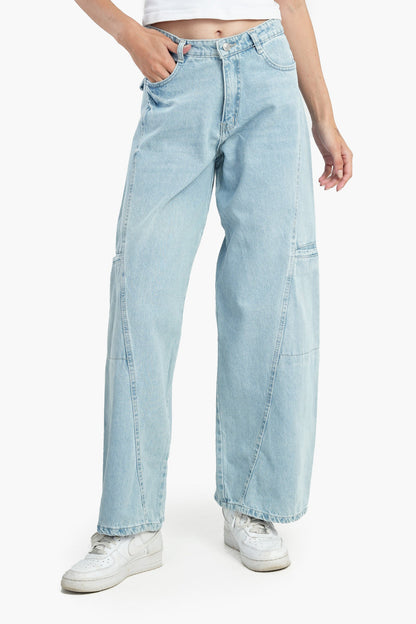 Wide Leg Jeans in Back Flap Pockets